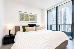 Modern Downtown 2BR Corner with Bay Views