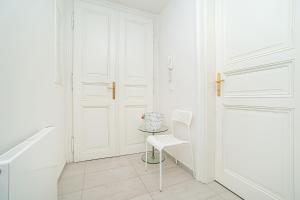 Central Bright and Spacious Appt