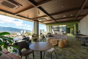 Central and peaceful stay near parks and dining