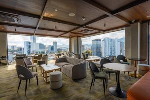 Central and peaceful stay near parks and dining