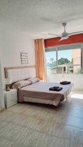 Pequeño estudio frente al mar, piscina y parking