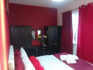 Cozy 2-bedroom Wolverhampton Bungalow, 3 beds with Garden & Parking