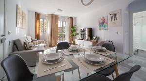 Beautiful Central Apartment with Free Parking