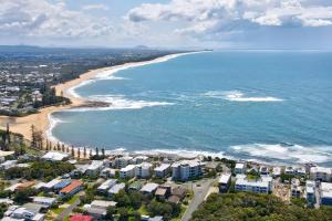 2BR Spacious with Balcony at Moffat beach - Coastal Breezes