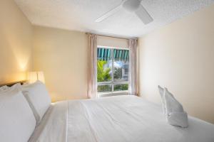 2BR Spacious with Balcony at Moffat beach - Coastal Breezes