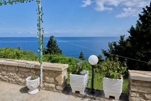 180 View Private 2 Bedroom Seaview Home