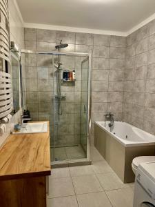 Baltic Inspiration - Gdansk Guest Favorite, 200m to beach, 75 SQM, 2 King Bedrooms, Jacuzzi Bath, Balcony, Underground Parking, Super Host