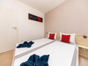 Prime Stay - Modern 3 Bedroom Family Apartment & Parking Included