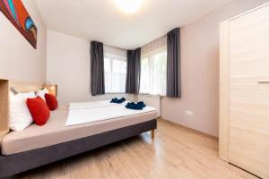 Prime Stay - Modern 3 Bedroom Family Apartment & Parking Included