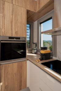 The Hilltop Haven Retreat with jacuzzi