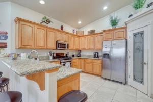 Kingman Mtn-View Home w Putting Green & Ping-Pong