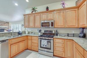 Kingman Mtn-View Home w Putting Green & Ping-Pong