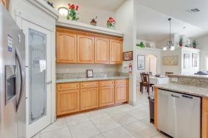 Kingman Mtn-View Home w Putting Green & Ping-Pong