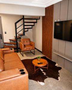 Duplex Moderno 2 Suites no Coração do Centro - Avenida Principal! Ar nas 02 Suítes! Comporta até 06 Pessoas