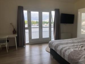 Luxe watervilla met eigen aanlegsteiger geschikt voor maximaal 6 personen in recreatiegebied de Gouden Ham in Maasbommel