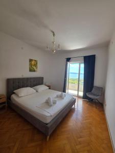 Apartment with swimming pool