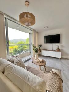 Cozy and Minimalist Apartment with Mountain View!