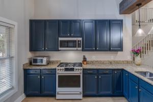 Mysa Retreat: Pool, Theatre, Fire Pit & More - 6+ Bedroom for 16 Guests!