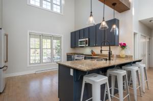 Mysa Retreat: Pool, Theatre, Fire Pit & More - 6+ Bedroom for 16 Guests!