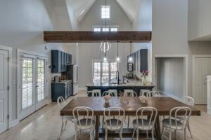 Mysa Retreat: Pool, Theatre, Fire Pit & More - 6+ Bedroom for 16 Guests!