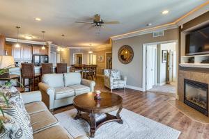 Lakefront Patio, Pool Access! Lands End Condo