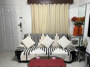 Stunning 2BR apt, 65 sq m Netflix at Rosewood Pointe Residences near BGC
