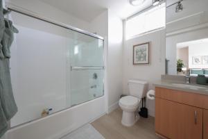 Central Penthouse Studio with Free Parking