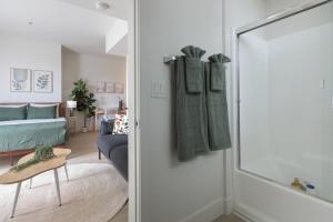 Central Penthouse Studio with Free Parking