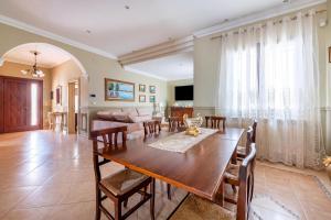Villa Simone Vacation Villa With Garden - Happy Rentals