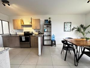 Close to the Beach and the City! 5 Rooms, 10 beds, Trampoline, Pool & Sports Area