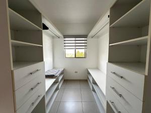 Close to the Beach and the City! 5 Rooms, 10 beds, Trampoline, Pool & Sports Area