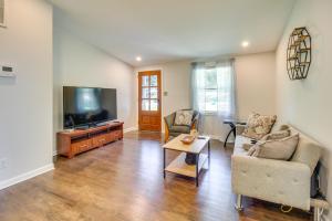 3 Mi to The Battery! Home w Spacious Backyard