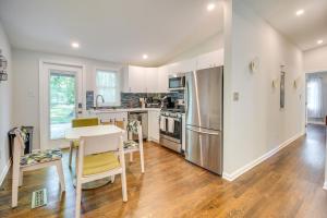 3 Mi to The Battery! Home w Spacious Backyard