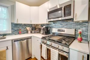3 Mi to The Battery! Home w Spacious Backyard