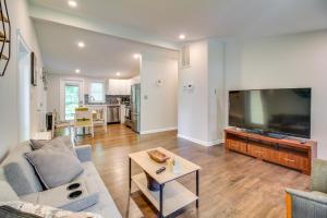 3 Mi to The Battery! Home w Spacious Backyard