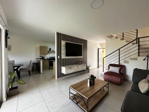 Close to the Beach and City! 4 bedrooms, 8 beds, Trampoline, Pool & Sports Area