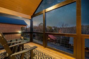 Close to PKWY - Quiet Cabin with Hot Tub & Game Room