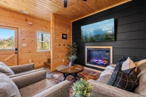 Close to PKWY - Quiet Cabin with Hot Tub & Game Room