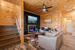 Close to PKWY - Quiet Cabin with Hot Tub & Game Room