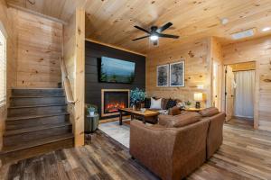 Modern Pigeon Forge Cabin with Hot Tub Game Loft