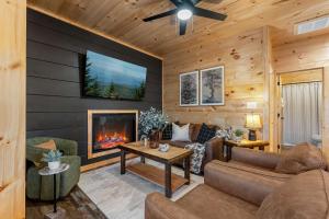 Modern Pigeon Forge Cabin with Hot Tub Game Loft
