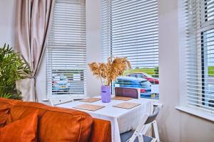 High Finish Apt Beside Beach - Dunluce Green 1