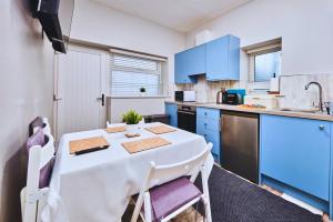 High Finish Apt Beside Beach - Dunluce Green 1
