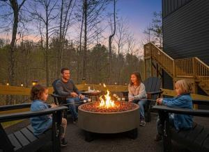 New Modern Gatlinburg Cabin with Fire Pit Hot Tub