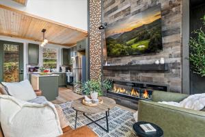 New Modern Gatlinburg Cabin with Fire Pit Hot Tub
