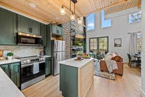 New Modern Gatlinburg Cabin with Fire Pit Hot Tub