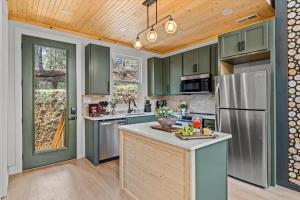 New Modern Gatlinburg Cabin with Fire Pit Hot Tub