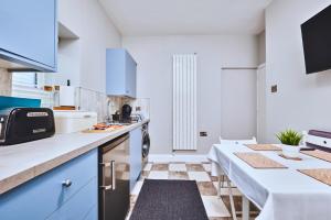 High Finish Apt Beside Beach - Dunluce Green 1
