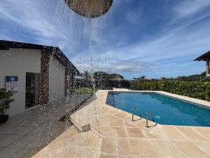 Casa pé na areia em condomínio com piscina