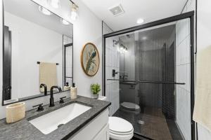 1BD Modern Condo - Downtown Walkable to F&M Bank Arena